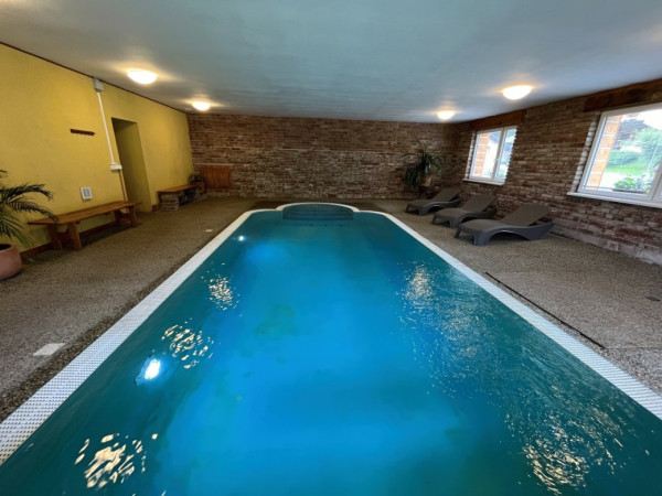 Chalupa Krkonoše s vnitřním bazénem, saunou a koupacím sudem